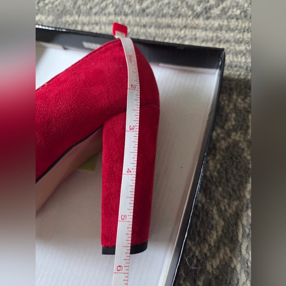 Red Fringe Curved Toe Pump - Picture 4 of 6